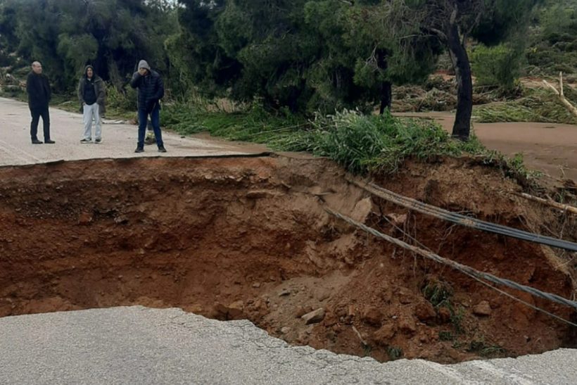 Σε κάθε κακοκαιρία θα ανοίγουν τεράστιες τρύπες και θα έχουμε νeκρούς σε αυτή τη χώρα;