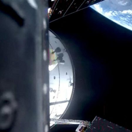 Το Artemis II γυρίζει στη Γη, αφού έσπασε ένα συγκλονιστικό και συγκινητικό ρεκόρ