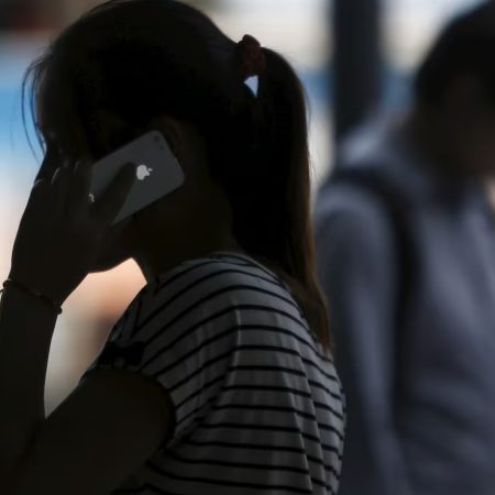 Άνδρες (σιχάματα) πουλούν λογισμικά κατασκοπείας σε άνδρες που θέλουν να παρενοxλήσουν γυναίκες