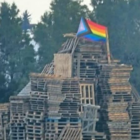 Στην Κύπρο, φέτος, αντί για Ιούδα έκαψαν σημαίες της ΛΟΑΤΚΙ+ κοινότητας