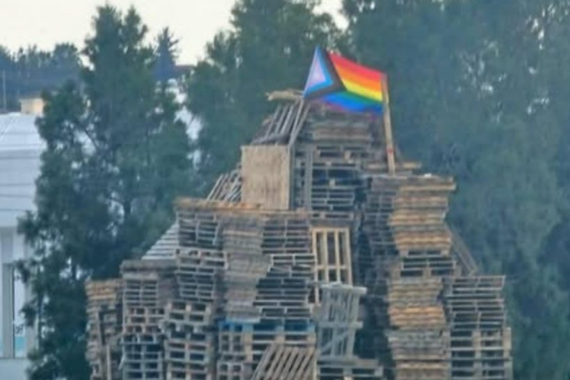 Στην Κύπρο, φέτος, αντί για Ιούδα έκαψαν σημαίες της ΛΟΑΤΚΙ+ κοινότητας