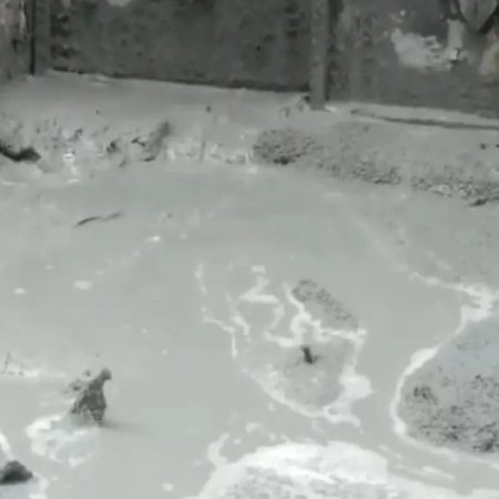 Κυψέλη: Οι δρόμοι έγιναν «λάβα» από υγρό που έθαψε μέχρι και μηχανάκια