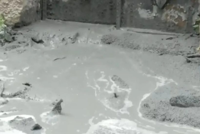 Κυψέλη: Οι δρόμοι έγιναν «λάβα» από υγρό που έθαψε μέχρι και μηχανάκια