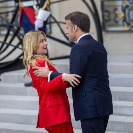 Ο Μακρόν δίνει φιλάκια και χαδάκια στη Μελόνι στο άβολο βίντεο της ημέρας