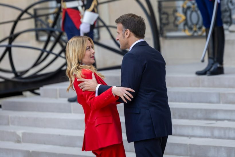 Ο Μακρόν δίνει φιλάκια και χαδάκια στη Μελόνι στο άβολο βίντεο της ημέρας