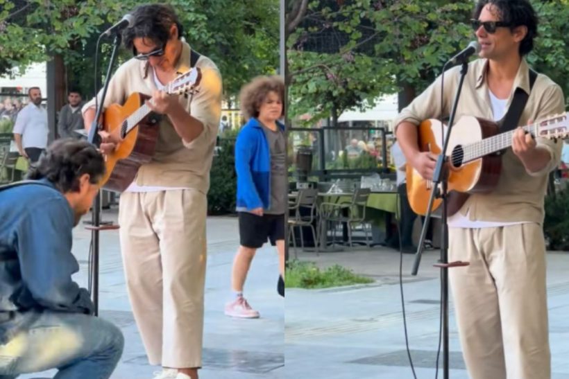 Ο Πάνος Βλάχος έγινε μουσικός του δρόμου στην Ερμού στο πιο τέλειο timing