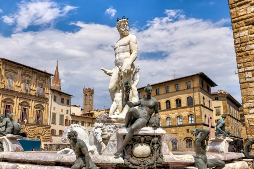 Τουρίστρια στη Φλωρεντία έπιασε τον Ποσειδώνα από τα 