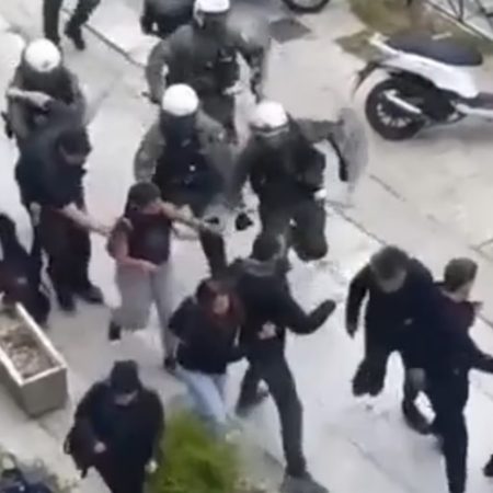 ΜΑΤατζής σπρώχνει κοπέλα και χτυπάει το κεφάλι της σε ζαρντινιέρα, έτσι απλά γιατί