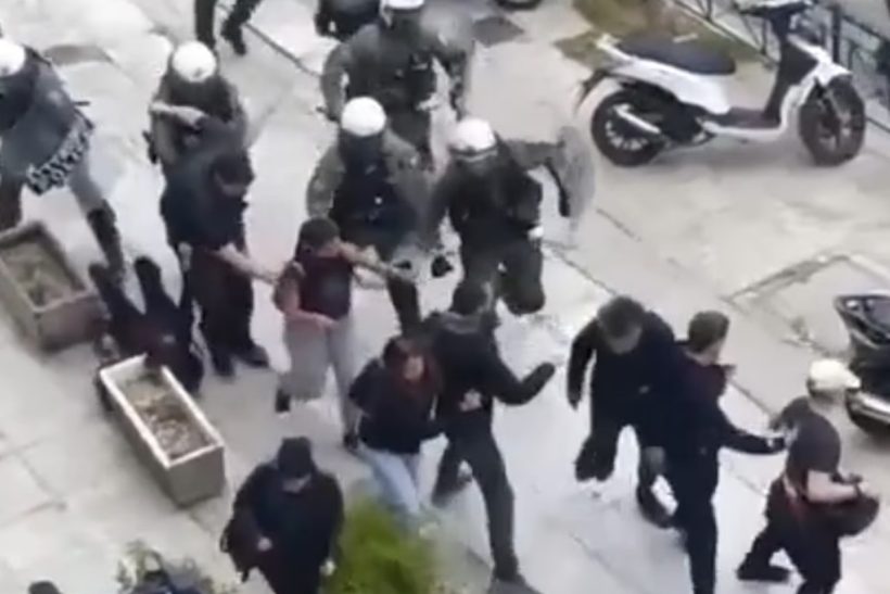 ΜΑΤατζής σπρώχνει κοπέλα και χτυπάει το κεφάλι της σε ζαρντινιέρα, έτσι απλά γιατί