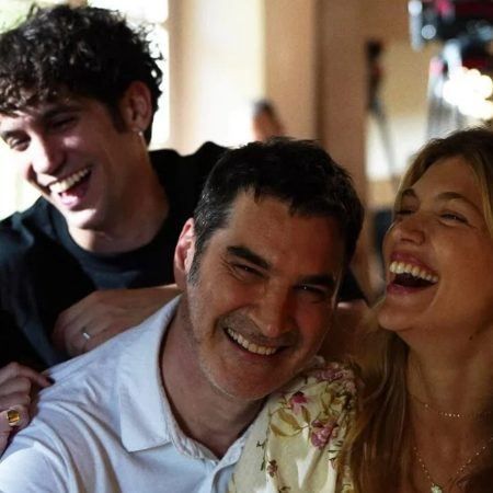 Ο Παπακαλιάτης αυτοτρολάρεται υπέροχα: «Όταν με σκηνοθετώ λέω 