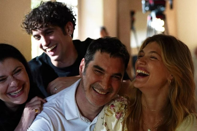 Ο Παπακαλιάτης αυτοτρολάρεται υπέροχα: «Όταν με σκηνοθετώ λέω 