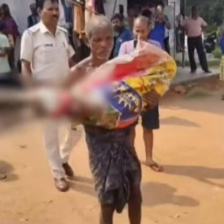 Ινδός ξέθαψε τον σκελετό της αδερφής του γιατί η τράπεζα του είπε πως «πρέπει να έρθει η ίδια»