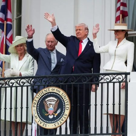 Ο (πάλι άβολος) Τραμπ πιάνει τον λοκω της Μελάνια στο δείπνο με τον Κάρολο