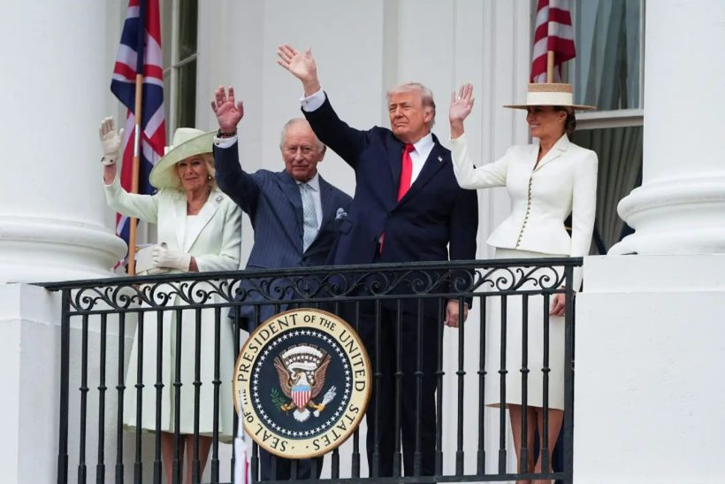 Ο (πάλι άβολος) Τραμπ πιάνει τον λοκω της Μελάνια στο δείπνο με τον Κάρολο