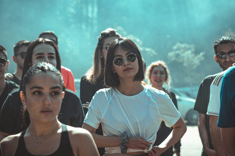 1 στις 10 γυναίκες της Gen Z έχει κaκοποιηθεί ή παρeνοχληθεί σε έναν χρόνο μέσα