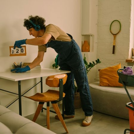 Choremance: Πώς οι δουλειές του σπιτιού σε κάνουν να ξαναερωτευτείς το ταίρι σου