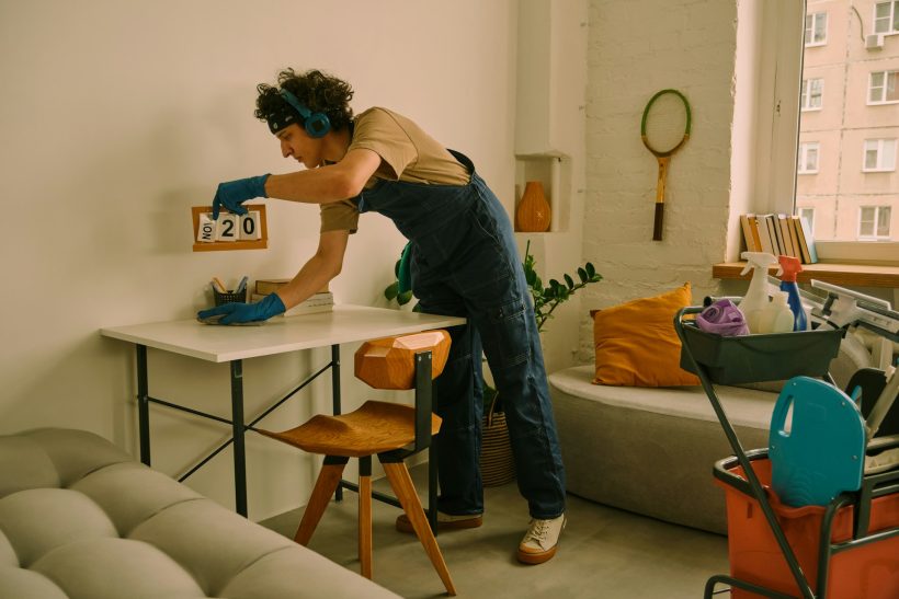 Choremance: Πώς οι δουλειές του σπιτιού σε κάνουν να ξαναερωτευτείς το ταίρι σου