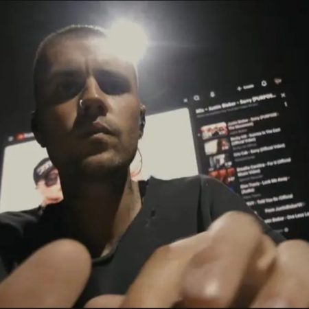 Η Katy Perry έκανε roast τον Bieber στην πιο ό,τι να 'ναι εμφάνιση του Coachella