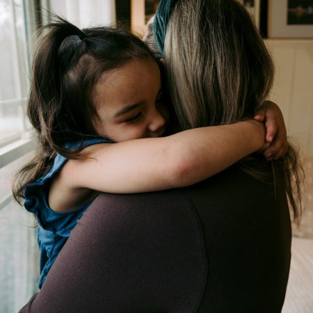 Ένα παιδί που δεν το αγκάλιαζαν μικρό, τι χαρακτήρα φτιάχνει;