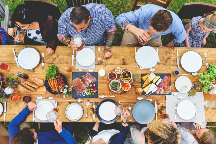 Οικογενειακό τραπέζι: 4 συγγενείς που αγαπάς αλλά ταυτόχρονα δεν αντέχεις