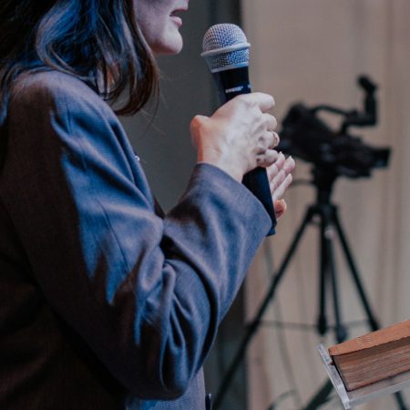 Βουλεύτρια, επιστημόνισσα, καλλιτέχνιδα: ακόμα μας χαλάει το φύλο στις λέξεις;