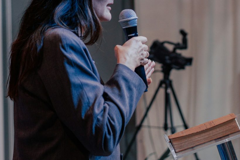 Βουλεύτρια, επιστημόνισσα, καλλιτέχνιδα: ακόμα μας χαλάει το φύλο στις λέξεις;