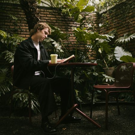 Γιατί το να κάθεσαι μόνος σε καφέ είναι μια underrated μορφή θεραπείας