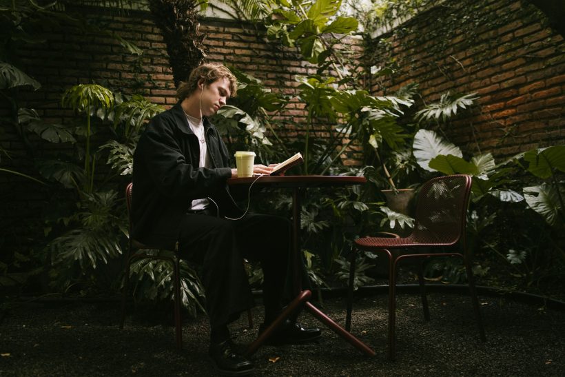 Γιατί το να κάθεσαι μόνος σε καφέ είναι μια underrated μορφή θεραπείας