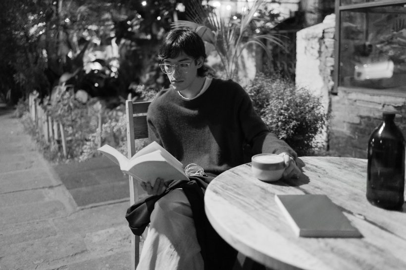 10 λόγοι που η εμμονή με το healing σε κρατάει κολλημένο