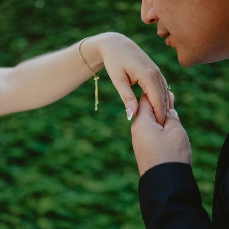 Το χειροφίλημα χωρίς συναίνεση ορίστηκε ως σ#ξουαλική παρενόχληση