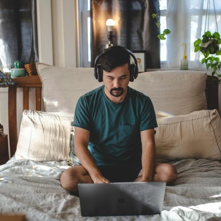 Work from bed: όταν το γραφείο χωράει κάτω απο το πάπλωμα