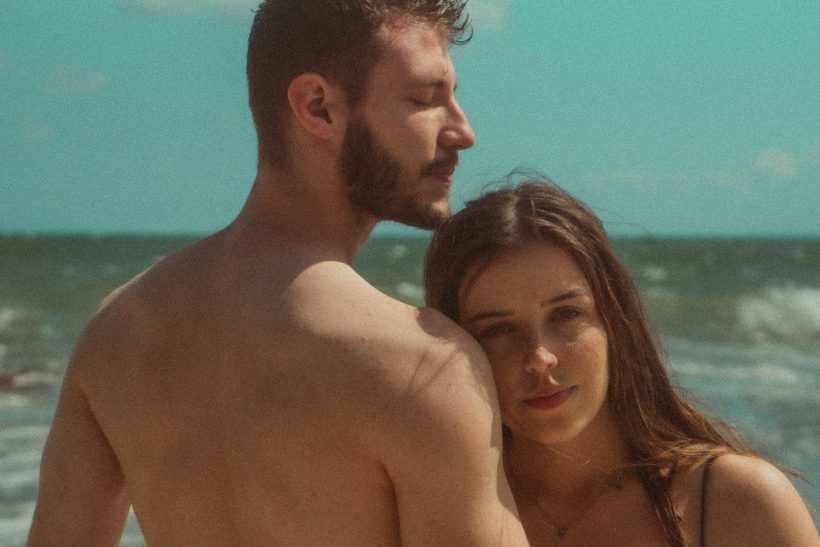 Αγχώδης προσκόλληση & έρωτας: όταν το «σε θέλω» συνοδεύεται από «μη φύγεις»