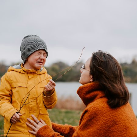 Γιατί όλο και περισσότεροι γονείς κάνουν FAFO parenting στα παιδιά τους