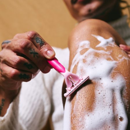 Τη βοήθησα να ξυριστεί και το σώμα μου έκανε update που δεν ζήτησα