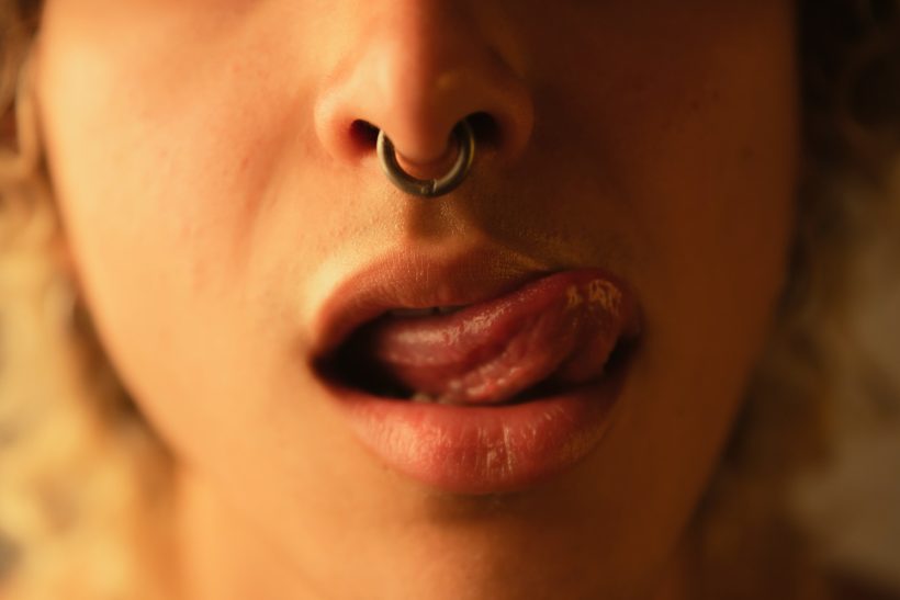 Spit-k1nk, γιατί κάποι@ βρίσκουν το φτύσιμο χοτ