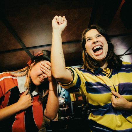 Όλοι είχαμε κάποτε ένα «φιλαράκι» που μας υποτιμούσε διαρκώς για να φανεί αστείο