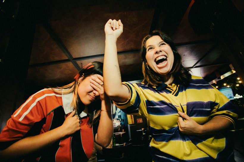 Όλοι είχαμε κάποτε ένα «φιλαράκι» που μας υποτιμούσε διαρκώς για να φανεί αστείο