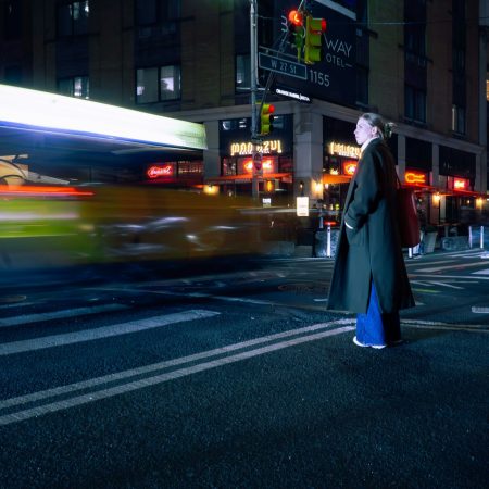 Μια πόλη που κάποτε χωρούσε όλη σου τη ζωή, πώς γίνεται πια να μοιαζει τόσο ξένη;