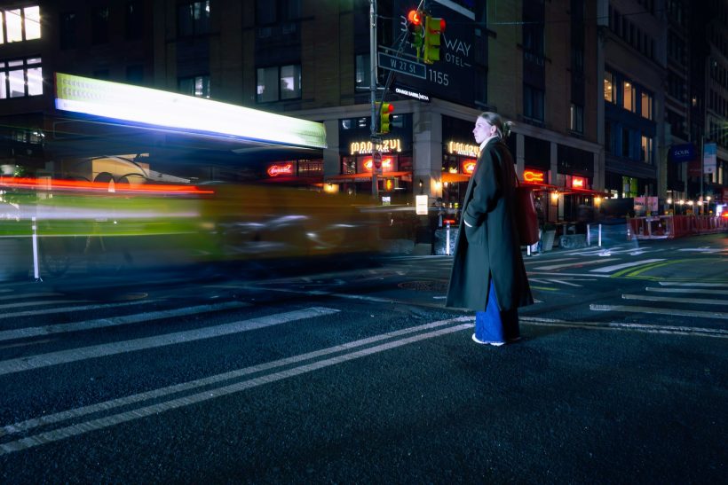 Μια πόλη που κάποτε χωρούσε όλη σου τη ζωή, πώς γίνεται πια να μοιαζει τόσο ξένη;