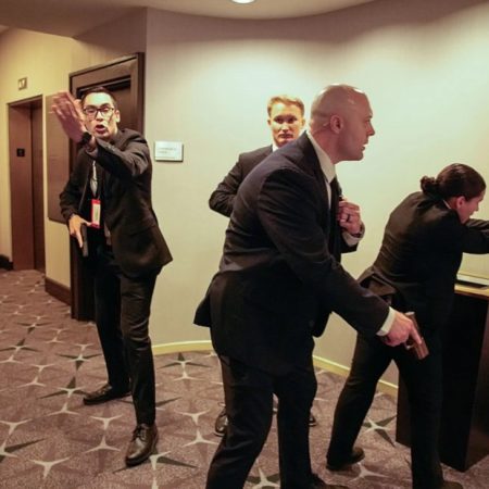 «Όλοι κάτω από τα τραπέζια»: Έν0πλη επίθεση έφερε πανικό στο δείπνο του Trump