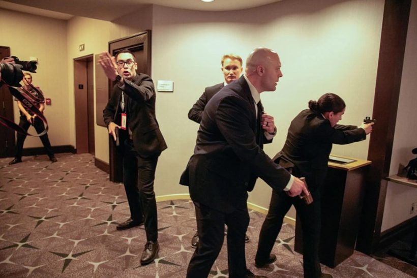 «Όλοι κάτω από τα τραπέζια»: Έν0πλη επίθεση έφερε πανικό στο δείπνο του Trump