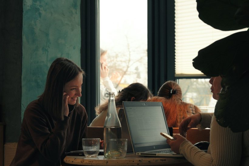 Friendfluence: Όταν δεν βγαίνεις μόνο εσύ με το πρόσωπο αλλά κι όλη η παρέα σου