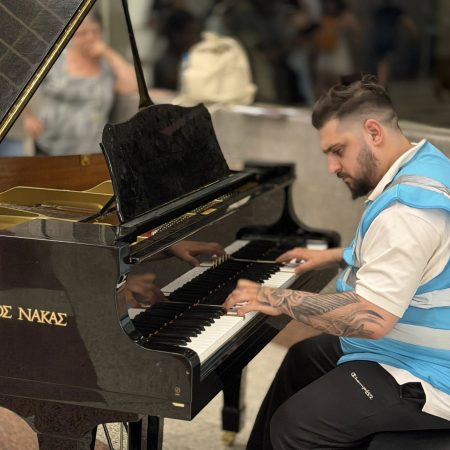 Στο Σύνταγμα βάλανε πιάνο για το κοινό κι έχουμε ξετρελαθεί