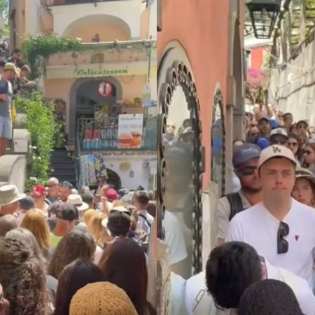 Στο Αμάλφι οι τουρίστες έχουν σφηνώσει σαν σαρδέλες κι αυτό δεν πάει πολύ καλά