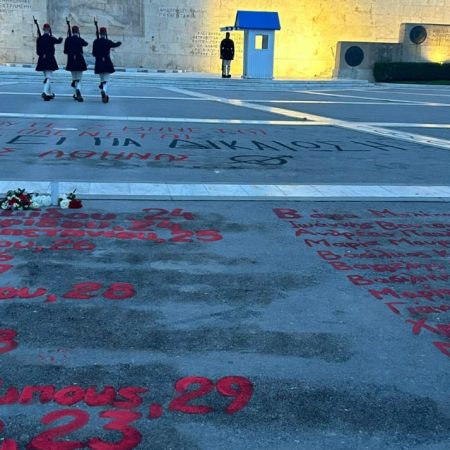 Ο Μπέος ζητάει να σβηστούν τα ονόματα των Τεμπών γιατί τον ενοχλούν μωρέ