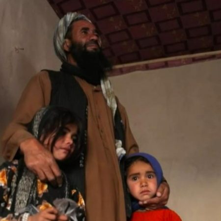 Πατέρας πουλάει τις 2 κόρες του, το BBC τον κάνει ρεπορτάζ κι αναφέρει «αβάσταχτες επιλογές»