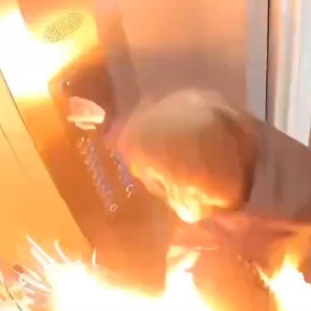 Στο πιο WTF βίντεο της ημέρας, γυναίκα παγιδεύτηκε σε ασανσέρ μετά από έκρηξη power bank