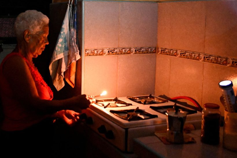 Χωρίς καύσιμα, τρόφιμα και φως: Τι συμβαίνει πραγματικά στην Κούβα