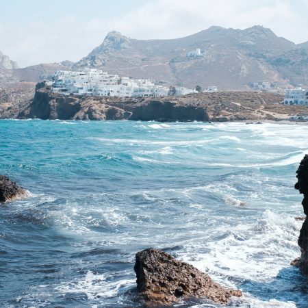Ένα είναι το κυκλαδίτικο νησί που τα έχει όλα και σε περιμένει