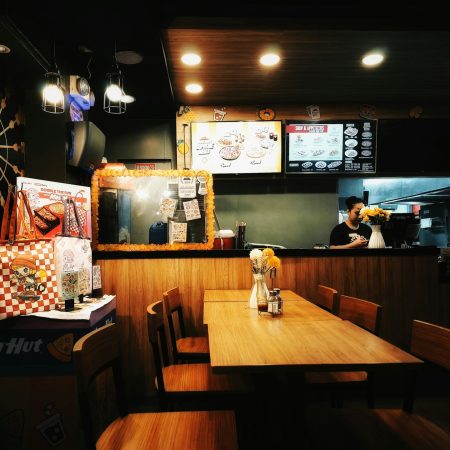 Έδεσαν εργαζόμενο με αλυσίδα σε κουζίνα fast food γιατί «έφευγε από το πόστο του»